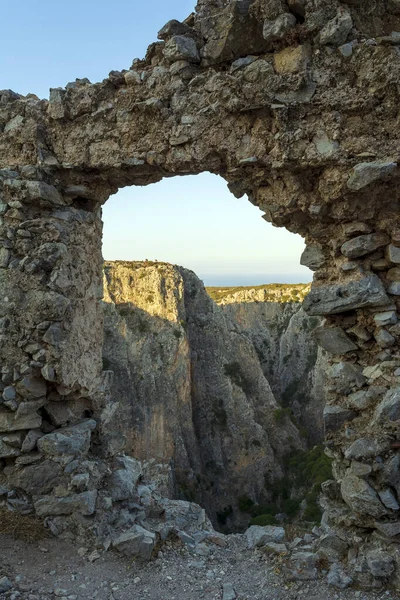 Yunanistan 'ın Kythira adasındaki Venedik Kalesi' nden dağ manzarası.