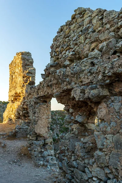 Yunanistan 'ın Kythira adasındaki Venedik Kalesi' nden dağ manzarası.
