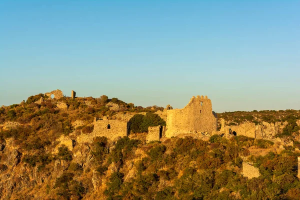 Yunanistan 'ın Kythira adasındaki Venedik Kalesi manzarası.