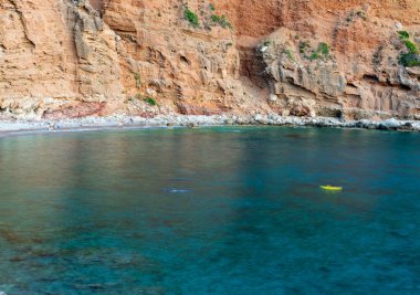 Yazın Kythera adasında turkuaz suları olan Lycodimou kayalık plajı, Yunanistan.