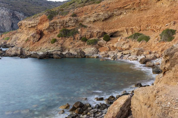 Yazın Kythera adasında turkuaz suları olan Lycodimou kayalık plajı, Yunanistan.