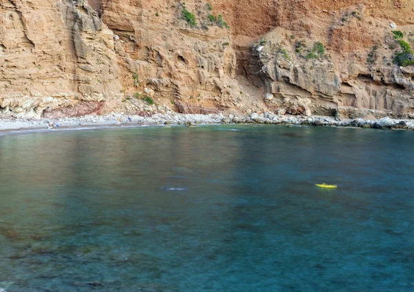 ギリシャの夏にKythera島のターコイズブルーの海を持つLycodiou岩のビーチ — ストック写真