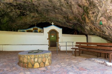 Yunanistan 'ın Kythira adasındaki bir mağaranın girişindeki Agia Sofya şapeli.