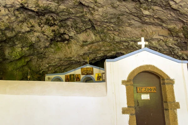 Yunanistan 'ın Kythira adasındaki bir mağaranın girişindeki Agia Sofya şapeli.