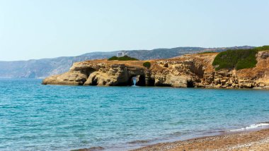 Yunanistan 'ın Kythira kentindeki Paleopoli plajının panoramik manzarası.