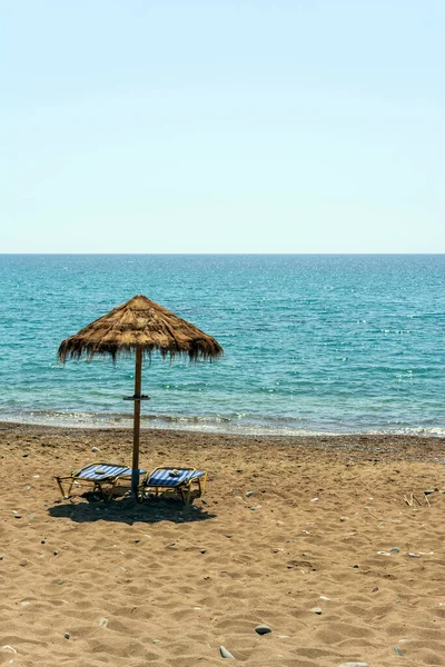 Yunanistan Kythira Daki Paleopoli Plajında Şemsiye Güneş Sandalyeleri — Stok fotoğraf
