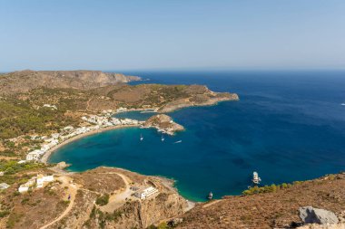 Chora Kalesi 'nden Kapsali Körfezi ve köy manzarası. Yunan adası Kythira.