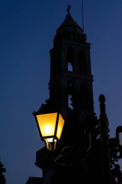 Panagia Myrtidiotissa Manastırı 'ndaki açık hava lambası ve Kythira' nın ruhani merkezi. Tapınak, Kythira 'nın hamisi olarak kabul edilen Bakire Myrtidiotissa' ya adanmıştır..