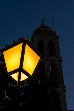 Panagia Myrtidiotissa Manastırı 'ndaki açık hava lambası ve Kythira' nın ruhani merkezi. Tapınak, Kythira 'nın hamisi olarak kabul edilen Bakire Myrtidiotissa' ya adanmıştır..