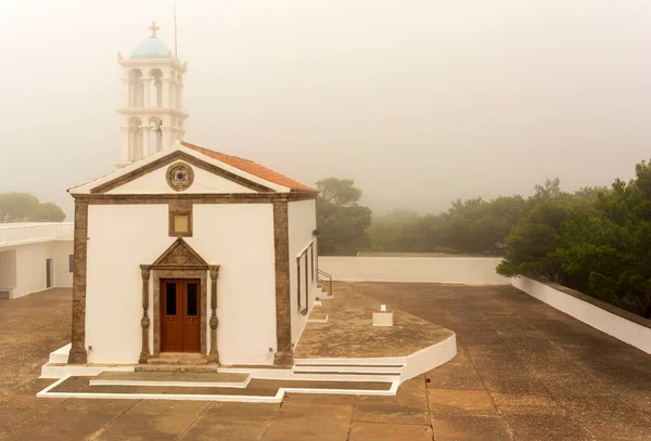 มมองของโบสถ โบราณท อเส ยงของ Agia Elesa ในหมอก เกาะ Kythira ในกร — ภาพถ่ายสต็อก