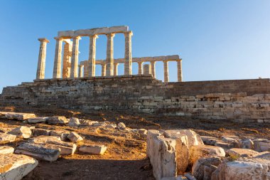 Yunanistan 'ın Sounio Burnu' ndaki Poseidon antik tapınağının kalıntıları. Poseidon, Yunan deniz tanrısıdır. Gün batımında tapınak harabelerinin çekimi. Attica, Sounion, Yunanistan Turizm Tarihi.