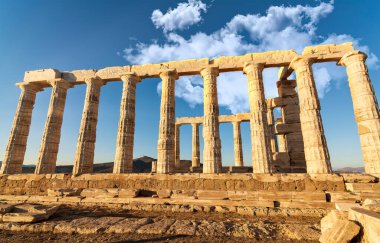 Yunanistan 'ın Sounio Burnu' ndaki Poseidon antik tapınağının kalıntıları. Poseidon, Yunan deniz tanrısıdır. Gün batımında tapınak harabelerinin çekimi. Attica, Sounion, Yunanistan Turizm Tarihi.