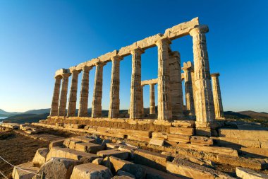 Yunanistan 'ın Sounio Burnu' ndaki Poseidon antik tapınağının kalıntıları. Poseidon, Yunan deniz tanrısıdır. Gün batımında tapınak harabelerinin çekimi. Attica, Sounion, Yunanistan Turizm Tarihi.