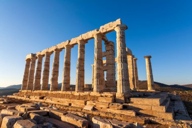 Yunanistan 'ın Sounio Burnu' ndaki Poseidon antik tapınağının kalıntıları. Poseidon, Yunan deniz tanrısıdır. Gün batımında tapınak harabelerinin çekimi. Attica, Sounion, Yunanistan Turizm Tarihi.