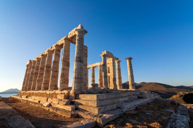 Yunanistan 'ın Sounio Burnu' ndaki Poseidon antik tapınağının kalıntıları. Poseidon, Yunan deniz tanrısıdır. Gün batımında tapınak harabelerinin çekimi. Attica, Sounion, Yunanistan Turizm Tarihi.