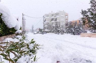 Atina 'da, Yunanistan' ın başkenti Avrupa 'daki kar fırtınası sırasında Vrilissia bölgesinde kar yağdı. Kış zamanı.