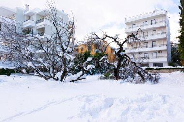 Atina 'da, Yunanistan' ın başkenti Avrupa 'daki kar fırtınası sırasında Vrilissia bölgesinde kar yağdı. Kış zamanı.