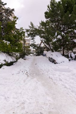 ATİNA, GREECE - 25 Ocak 2022: Atina 'da, Yunanistan' ın başkenti Avrupa 'da kar fırtınası sırasında, Vrilissia ilçesinde arabalar tamamen karla kaplandı