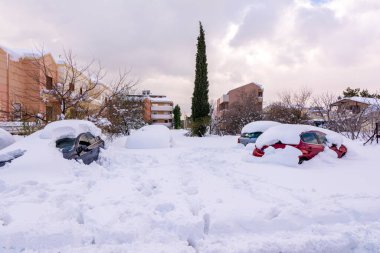 ATİNA, GREECE - 25 Ocak 2022: Atina 'da, Yunanistan' ın başkenti Avrupa 'da kar fırtınası sırasında, Vrilissia ilçesinde arabalar tamamen karla kaplandı