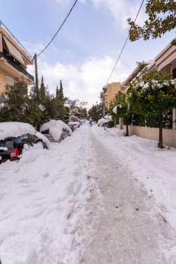 ATİNA, GREECE - 25 Ocak 2022: Atina 'da, Yunanistan' ın başkenti Avrupa 'da kar fırtınası sırasında, Vrilissia ilçesinde arabalar tamamen karla kaplandı