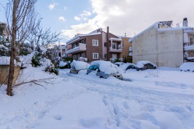 ATİNA, GREECE - 25 Ocak 2022: Atina 'da, Yunanistan' ın başkenti Avrupa 'da kar fırtınası sırasında, Vrilissia ilçesinde arabalar tamamen karla kaplandı