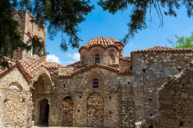 Mystras 'daki kilise. Mystras, Yunanistan 'ın Mora eyaletinin Laconia kentinde yer alan bir şehirdir. Mt. Dağın üzerinde. Taygetos, Sparta yakınlarında, Morea 'nın Bizans Despotate başkenti olarak hizmet vermektedir..