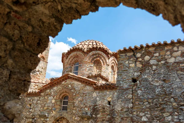 Mystras 'daki kilise. Mystras, Yunanistan 'ın Mora eyaletinin Laconia kentinde yer alan bir şehirdir. Mt. Dağın üzerinde. Taygetos, Sparta yakınlarında, Morea 'nın Bizans Despotate başkenti olarak hizmet vermektedir..