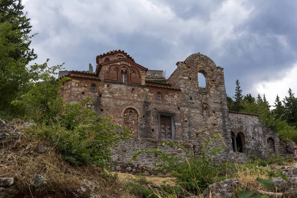 Mystras的教堂米斯特拉斯 Mystras或Mistras 是希腊伯罗奔尼撒拉科尼亚的一个设防城镇 座落在山顶上 塔吉托斯 靠近斯巴达 是拜占庭莫拉王朝的首都 — 图库照片