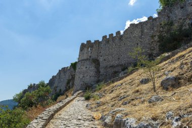 Taş, Yunanistan 'ın Moreloponnese kentindeki terk edilmiş Mystras kasabasındaki binaları harabeye çevirdi.