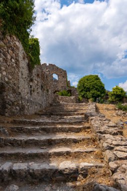 Taş, Yunanistan 'ın Moreloponnese kentindeki terk edilmiş Mystras kasabasındaki binaları harabeye çevirdi.