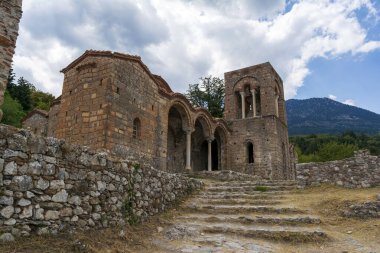 Mystras 'daki kilise. Mystras, Yunanistan 'ın Mora eyaletinin Laconia kentinde yer alan bir şehirdir. Mt. Dağın üzerinde. Taygetos, Sparta yakınlarında, Morea 'nın Bizans Despotate başkenti olarak hizmet vermektedir..