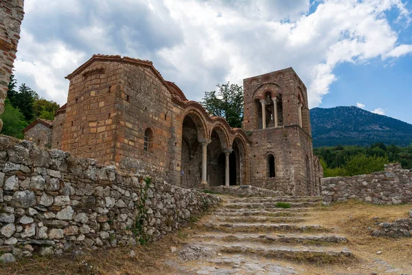 Mystras 'daki kilise. Mystras, Yunanistan 'ın Mora eyaletinin Laconia kentinde yer alan bir şehirdir. Mt. Dağın üzerinde. Taygetos, Sparta yakınlarında, Morea 'nın Bizans Despotate başkenti olarak hizmet vermektedir..