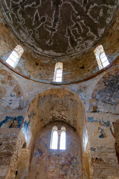 Yunanistan 'ın Mora bölgesindeki Mystras' taki Bizans manastırının kalıntıları.