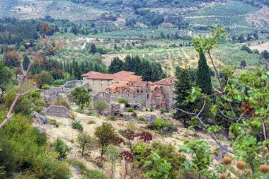 Mystras 'daki kilise. Mystras, Yunanistan 'ın Mora eyaletinin Laconia kentinde yer alan bir şehirdir. Mt. Dağın üzerinde. Taygetos, Sparta yakınlarında, Morea 'nın Bizans Despotate başkenti olarak hizmet vermektedir..