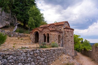 Mystras 'daki kilise. Mystras, Yunanistan 'ın Mora eyaletinin Laconia kentinde yer alan bir şehirdir. Mt. Dağın üzerinde. Taygetos, Sparta yakınlarında, Morea 'nın Bizans Despotate başkenti olarak hizmet vermektedir..