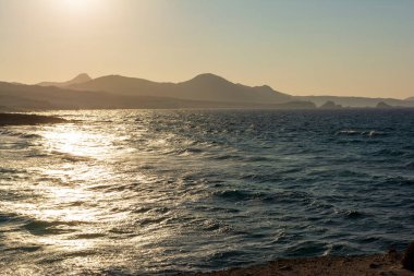 Milos Adası Denizi kayalar ve dalgalar