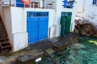Mandrakia geleneksel Yunan köyü - Yunanistan 'ın Milos adasındaki geleneksel balıkçıların evleri.