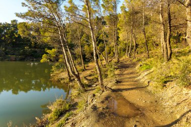 Beletsi Gölü 'nün panoramik manzarası ve gölü çevreleyen güzel doğa. Yunanistan 'ın Atina kentindeki Parnes Dağı' nda 600 metre yükseklikte yer almaktadır..