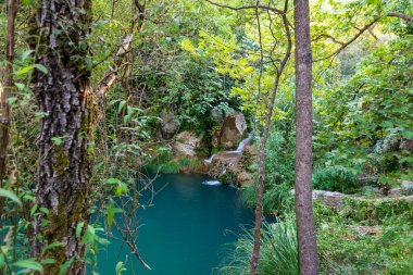 Dağ Gölü ve şelale Polilimnio alanında Messinia, Yunanistan.