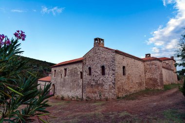 Andromonaster Messinia 'daki Petralona yerleşim yerinin yakınındaki ıssız bir vadide gizlidir. Bizans manastırı, Antik Messina 'nın büyük arkeolojik sahasına sadece 5 km uzaklıkta..