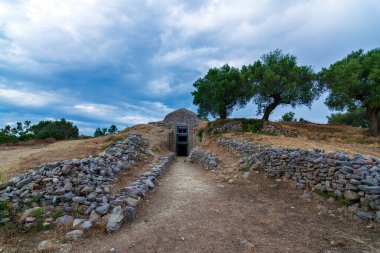 Kyparissia 'daki Peristeria arkeolojik sahasında bir Miken çağı mezarı. Antik Peristeria arkeolojik alanı Kyparissia 'nın yaklaşık 8 kilometre kuzeydoğusunda yer almaktadır. Özel ilgi çekici bir yerdir ve o olarak ilan edilmiştir.
