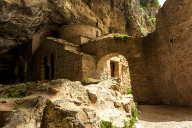 Yunanistan 'ın kuzeyinde yer alan Penteli' deki Davelis mağarası ile çevrili Ortodoks manastırı.