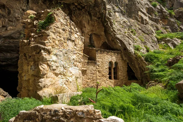Monasterio Ortodoxo Cerrado Por Cueva Davelis Penteli Una Montaña Norte — Foto de Stock