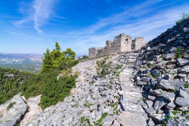 Yunanistan 'ın Attika kentindeki terk edilmiş Penteli mermer ocağının bir parçası. Penteli, Atina 'nın 18 km kuzeyinde Parthenon' un inşası için taşın sağlandığı bir dağdır..