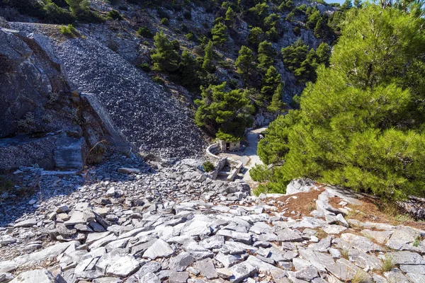 Yunanistan Attika Kentindeki Terk Edilmiş Penteli Mermer Ocağının Bir Parçası — Stok fotoğraf