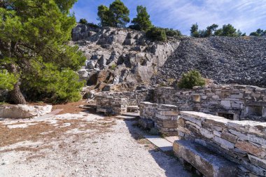 Yunanistan 'ın Attika kentindeki terk edilmiş Penteli mermer ocağının bir parçası. Penteli, Atina 'nın 18 km kuzeyinde Parthenon' un inşası için taşın sağlandığı bir dağdır..
