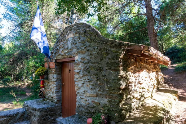 在阳光灿烂的日子里 山上森林里一座小的 正统的 石制的 基督教教堂 希腊彭泰利 — 图库照片