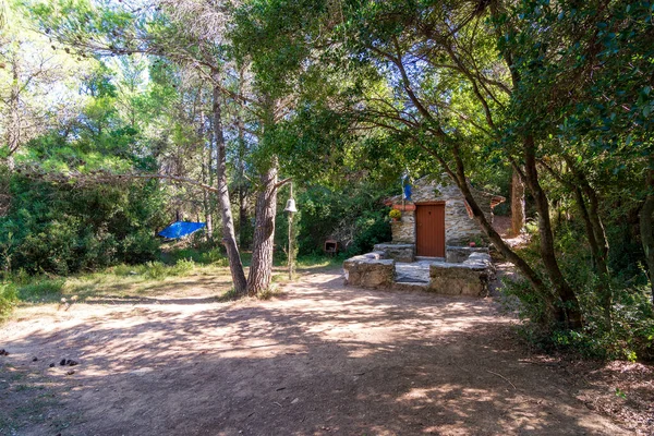 Una Piccola Chiesa Cristiana Ortodossa Pietra Nella Foresta Delle Montagne — Foto Stock