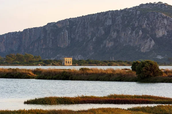 Naturalny Krajobraz Panoramicznym Widokiem Zalew Gialowski Opuszczony Budynek Messinia Peloponez — Zdjęcie stockowe