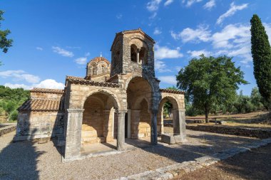 Samarina 'lı Zoodochos Pigi tapınağı Kalogerorrachi' ye çok yakın bir yerdir. Tüm Mora 'nın en güzel ve iyi korunmuş Bizans anıtlarından biridir..